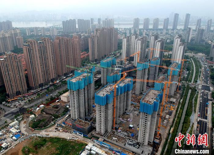 資料圖：正在建設的住宅區。(無人機拍攝) <a target='_blank' href='/'>中新社</a>記者 呂明 攝