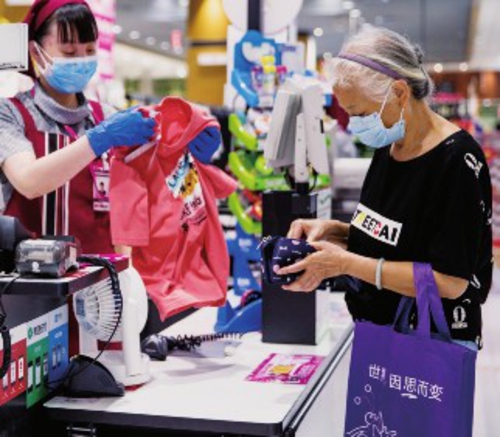  帆布環保袋成為越來越多老百姓外出購物的必備品。本報記者苗露/攝