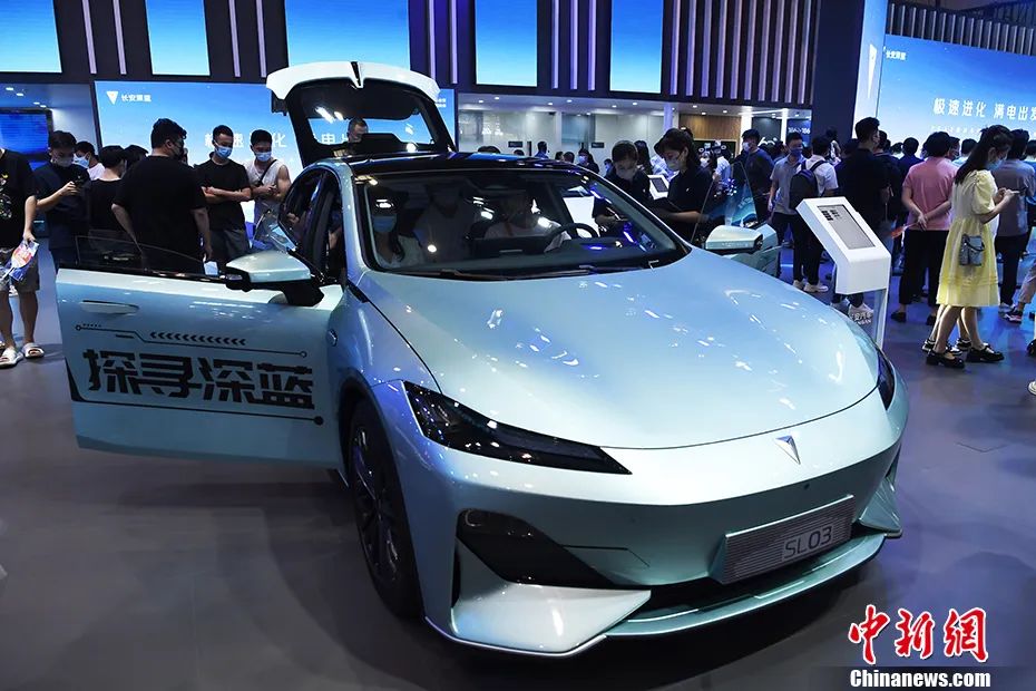 資料圖：2022年6月25日，長安新款新能源汽車亮相重慶車展，吸引不少市民前來了解。 <a target='_blank' href='/'>中新社</a>記者 陳超 攝