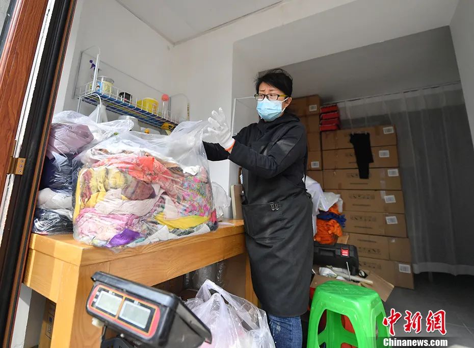 資料圖：2021年3月11日，吉林長春的“紙殼先森兌換超市”店主整理回收的舊物。 <a target='_blank' href='/'>中新社</a>記者 張瑤 攝