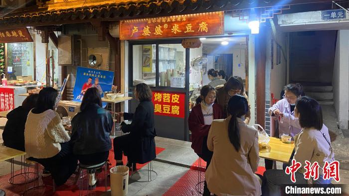南子巷成為古樸別致的“特色小吃一條街” 當陽市委宣傳部供圖