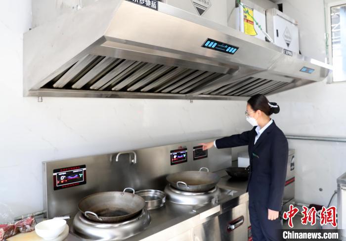 工作人員正在介紹全電廚房工作原理。