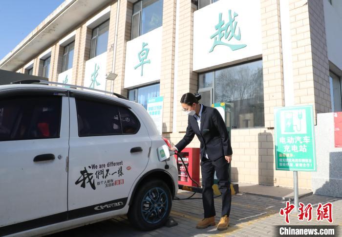 工作人員正在為電車充電。于晶 攝