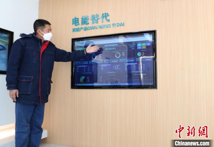 工作人員正在介紹智慧用能管理系統(tǒng)實時監(jiān)測光伏發(fā)電、用電情況。于晶 攝