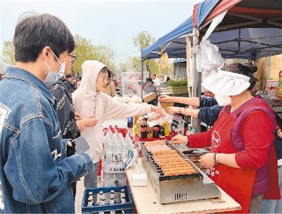 北京市昌平區沙河大集上的攤檔吸引了不少城區來的年輕人。本報記者徐佩玉攝