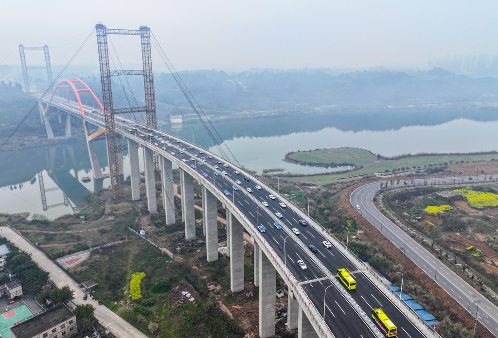 3月20日，車輛行駛在重慶潼南東升大橋上（無人機照片）。