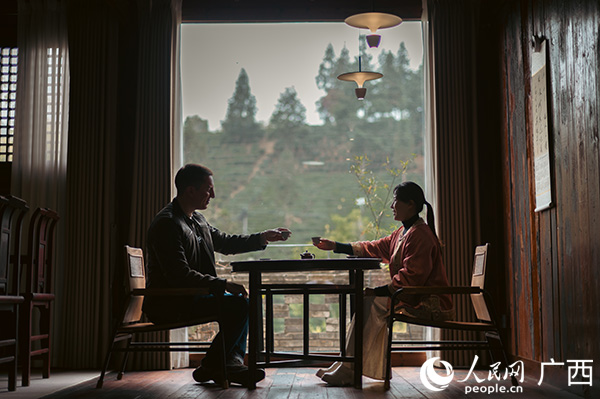 石濡菲向到訪的外國(guó)友人介紹六堡茶。人民網(wǎng)記者 嚴(yán)立政攝