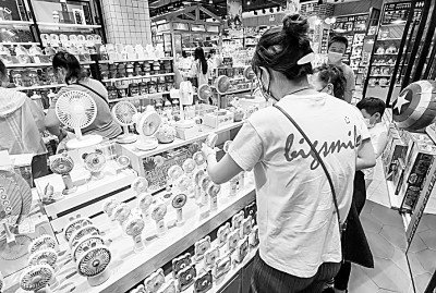 夏日“清涼經(jīng)濟(jì)”：如何增添消費(fèi)活力