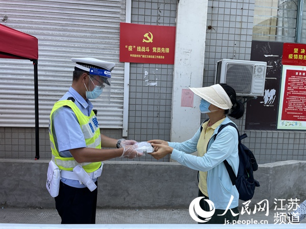 去年8月?lián)P州疫情期間，癌癥患者急需的藥物進(jìn)不來(lái)，泰州揚(yáng)州兩地交警接力送達(dá)。揚(yáng)州市公安局供圖