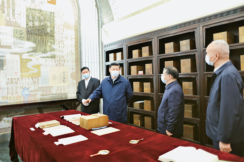 2023年6月1日，習近平總書記在中國國家版本館考察時，在蘭臺洞庫了解館藏精品版本保存情況。