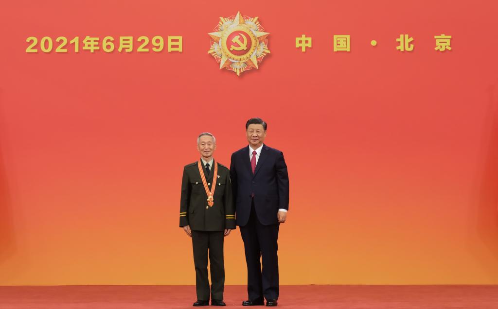 2021年6月29日，習近平總書記向“七一勛章”獲得者崔道植頒授勛章。新華社記者 李學仁 攝