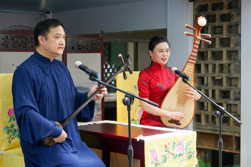 評彈藝人在蘇州平江路上的一家評彈店內進行表演（2023年7月7日攝）。新華社記者 李博 攝