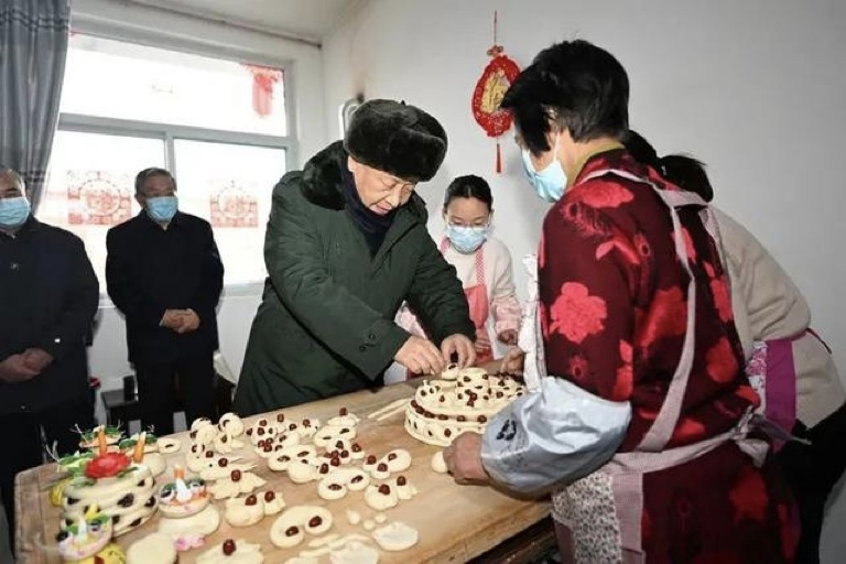 2022年1月26日，習近平總書記在山西省臨汾市霍州市師莊鄉馮南垣村，同師紅兵一家做年饃。新華社記者 李學仁 攝