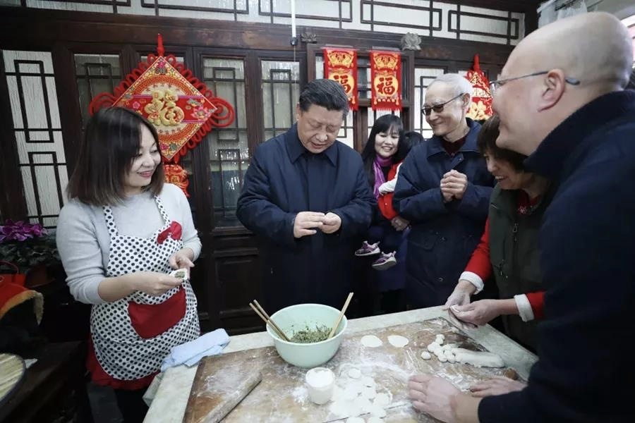 2019年2月1日，習近平總書記在北京前門東區草廠四條胡同，同朱茂錦一家人包餃子、聊家常。新華社記者 鞠鵬 攝