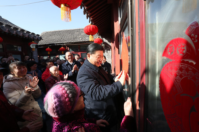 2019年2月1日上午，習近平總書記在前門東區草廠四條胡同32號院，高興地拿起一幅“福”字，親自貼到門上，給這里的老街坊們拜年。新華社記者鞠鵬攝