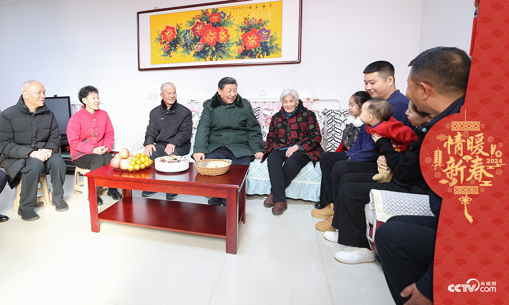 2024年2月1日，習近平總書記在天津第六埠村考察時，同村民杜洪剛一家人親切拉家常。