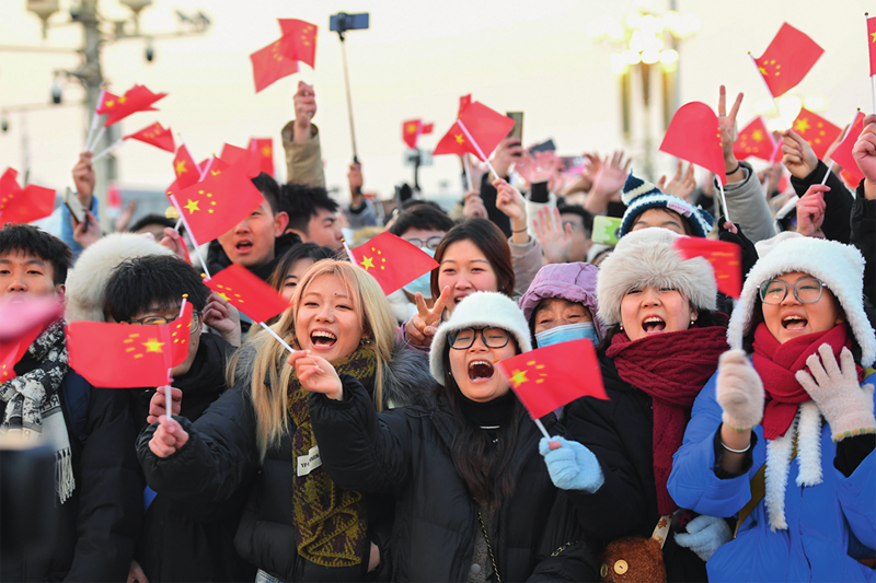 北京天安門廣場(chǎng)舉行隆重的升國(guó)旗儀式。圖為觀眾在升旗儀式結(jié)束后歡呼（2024年1月1日攝）陳鐘昊攝/本刊