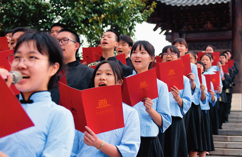 湖北省武昌實(shí)驗(yàn)中學(xué)學(xué)生在誦讀《惟楚有材賦》，體驗(yàn)“沉浸式”思政課（2023年9月4日攝）杜子璇攝/本刊