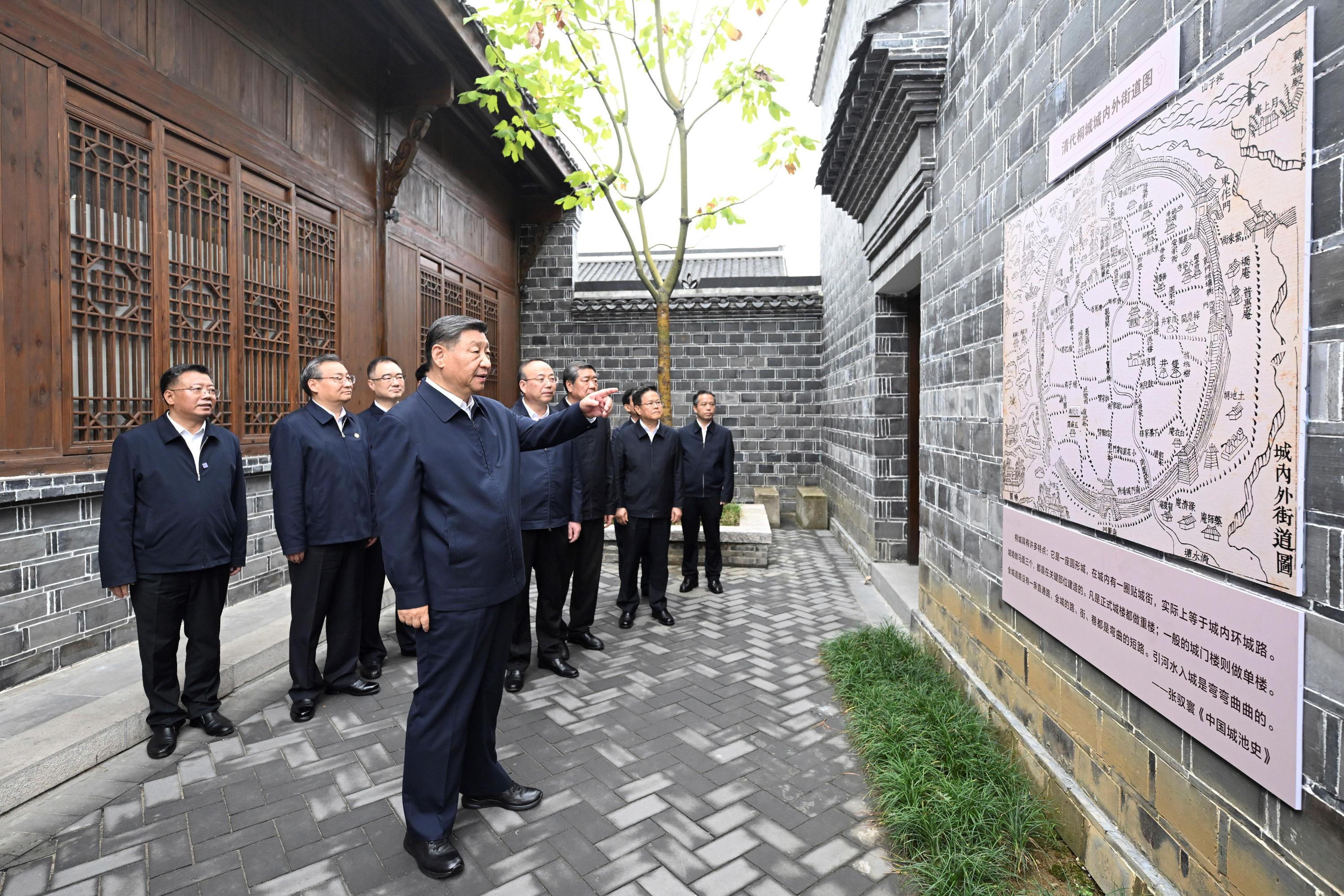 △2024年10月17日，習近平總書記在安徽省安慶桐城市六尺巷考察。