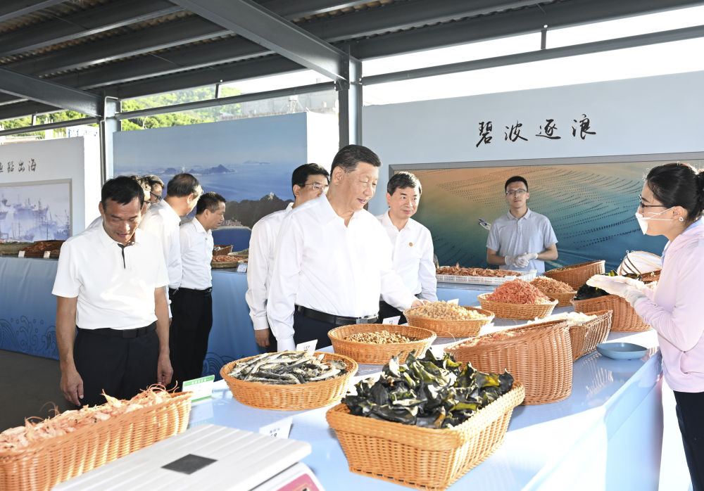 2024年10月15日，習(xí)近平在福建省漳州市東山縣陳城鎮(zhèn)澳角村考察時，了解海鮮干貨和漁獲產(chǎn)品交易情況。習(xí)近平指出：“村級黨組織要發(fā)揮火車頭作用，帶領(lǐng)鄉(xiāng)親們做好‘海’的文章，在鄉(xiāng)村振興、共同富裕的道路上一往無前。”