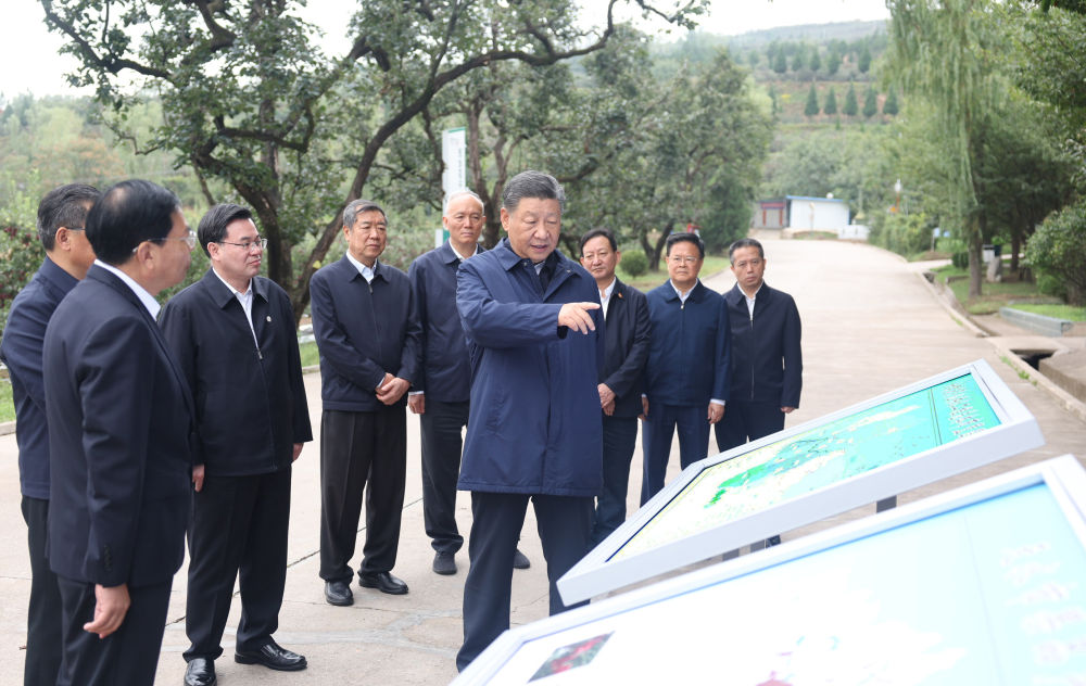 2024年9月11日，習(xí)近平在甘肅省天水市麥積區(qū)南山花牛蘋果基地考察時，聽取引洮供水工程情況匯報。當(dāng)?shù)弥?00萬群眾從此告別苦咸水后，總書記十分高興。他要求加強維護(hù)和管理，讓這項工程在沿線群眾生產(chǎn)生活中發(fā)揮更大效用。