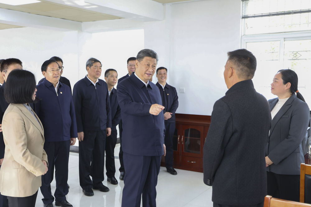 2024年11月5日，習(xí)近平在湖北省咸寧市嘉魚縣潘家灣鎮(zhèn)四邑村黨群服務(wù)中心考察。習(xí)近平指出：“要持續(xù)為基層減負(fù)，讓基層干部能夠用更多時間和精力來服務(wù)群眾。”