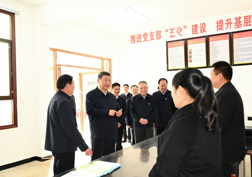 2024年3月19日，習(xí)近平在湖南省常德市鼎城區(qū)謝家鋪鎮(zhèn)港中坪村黨群服務(wù)中心了解當(dāng)?shù)貫榛鶎訙p負(fù)、提升基層治理效能等情況。他指出：“要堅決整治形式主義、官僚主義問題，精兵簡政，持之以恒抓好這項工作。”