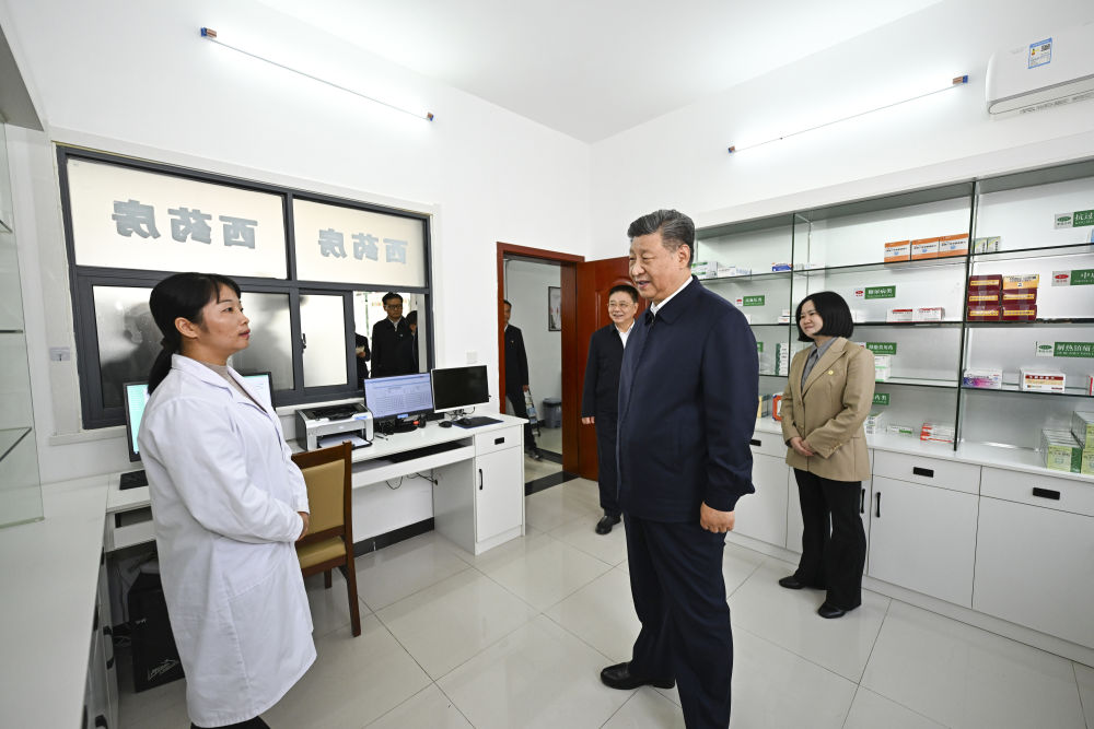 2024年11月5日，習(xí)近平在湖北省咸寧市嘉魚縣潘家灣鎮(zhèn)四邑村衛(wèi)生室考察。習(xí)近平指出：“要進(jìn)一步加強黨建引領(lǐng)，抓住‘一老一小’這個重點，更加精準(zhǔn)有效地為群眾排憂解難。”