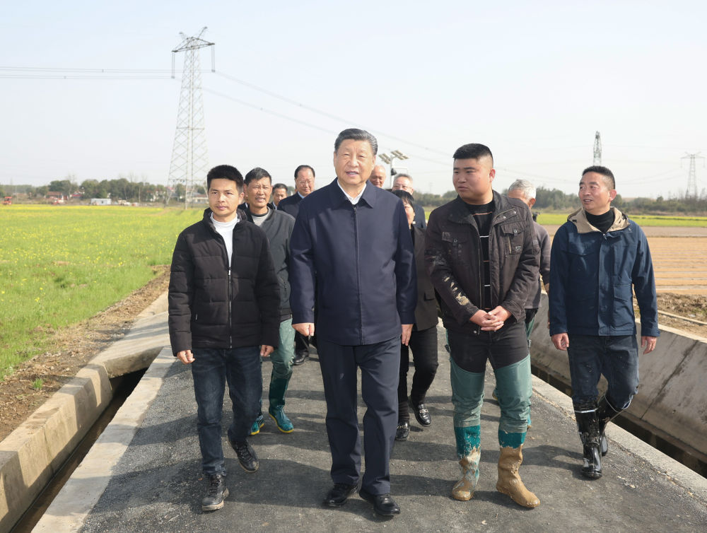 2024年3月19日，習(xí)近平在湖南省常德市鼎城區(qū)謝家鋪鎮(zhèn)港中坪村，同種糧大戶、農(nóng)技人員、基層干部親切交流。習(xí)近平強調(diào)：“要建設(shè)好高標(biāo)準(zhǔn)農(nóng)田，推行適度規(guī)模經(jīng)營，加強政策支持和示范引領(lǐng)，加大良種、良機、良法推廣力度，在精耕細(xì)作上下功夫，進(jìn)一步把糧食單產(chǎn)和品質(zhì)提上去，讓種糧也能夠致富，進(jìn)而吸引更多農(nóng)戶參與發(fā)展現(xiàn)代化大農(nóng)業(yè)，真正把中國特色農(nóng)業(yè)現(xiàn)代化之路走穩(wěn)走扎實。”
