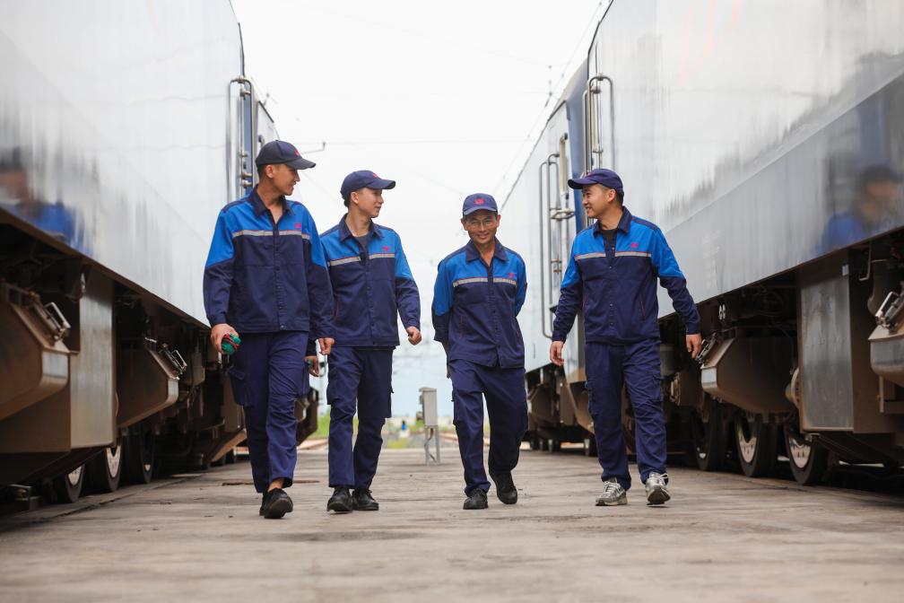 2024年9月9日，來自中國、老撾的師徒4人在中老鐵路萬象運營管理中心的機車檢修庫內。新華社發（楊永全攝）