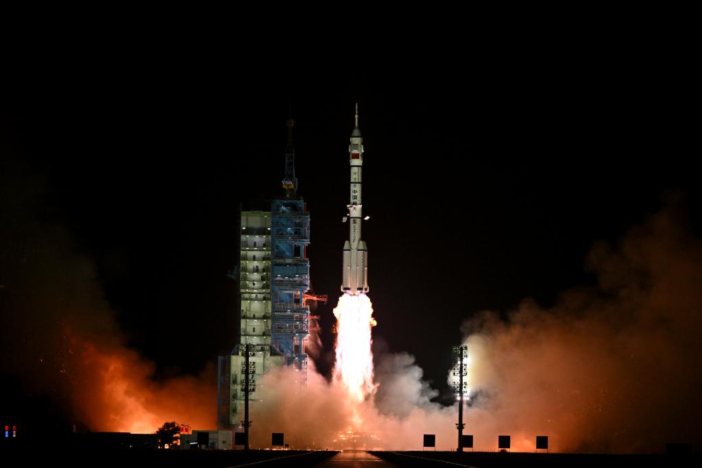 2024年10月30日，搭載神舟十九號載人飛船的長征二號F遙十九運載火箭在酒泉衛星發射中心點火發射。新華社記者李鑫攝