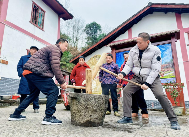 游客在神山村體驗打糍粑（央廣網發 肖江峰 攝）
