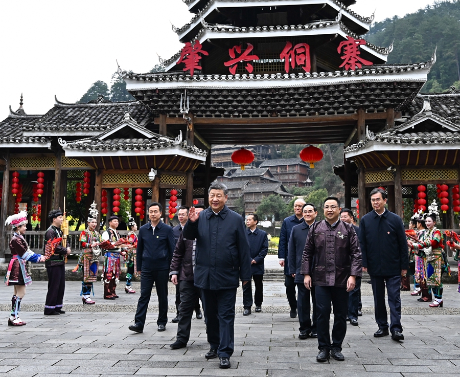 2025年3月17日下午，習近平在黔東南州黎平縣肇興侗寨考察時，在寨門口向身著民族盛裝歡迎的村民揮手致意。新華社記者 燕雁 攝