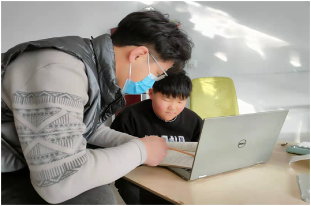 03  司曉康同學在輔導學生上網課.png