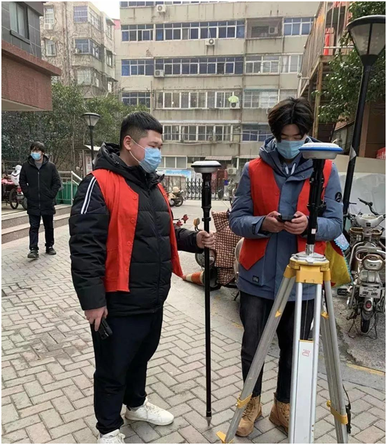 01  王瑞琦同學（左一）在進行無人機飛行定位.png
