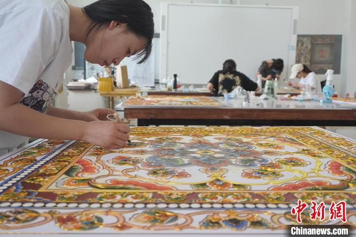 圖為蘭州職業技術學院非遺學院學生制作琺瑯掐絲畫。(資料圖) 九美旦增 攝