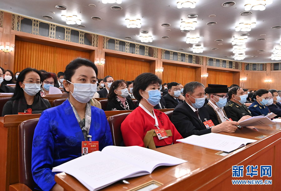 委員們在認真聽會。新華社記者 李賀 攝